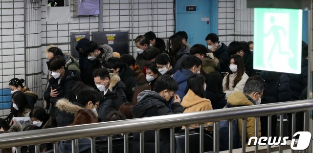 13일 오전 서울 동작구 2호선 사당역에 시민들이 출근을 하고 있다.  2021.1.13/뉴스1 © News1