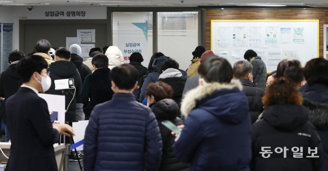 13일 오전 서울 마포구 서울서부고용복지플러스센터에서 실업급여 수급 대상자들이 줄지어 실업급여 설명회장 입장을 기다리고 있다.
＜송은석기자 silverstone@donga.com＞