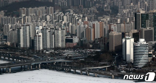신축년 새해 들어 서울에서 이뤄진 아파트 거래의 절반 이상이 최고가 거래인 것으로 드러났다.