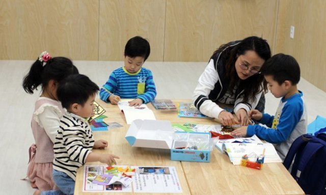 야간 긴급 돌봄 서비스를 제공하는 서울 송파구 공동육아나눔터에서 아이들이 그림을 그리고 있다. 이 사진은 신종 코로나바이러스 감염증(코로나19) 확산 전 촬영됐다. 송파구 제공