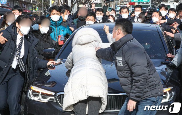 서울남부지법에서 양부 안모씨가 탄 차량이 나오자 시민들이 거세게 항의하고 있다.