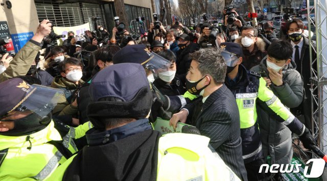 14일 오전 서울 서초구 대법원 앞에서 박근혜 전 대통령 지지자들이 박 전 대통령의 석방을 촉구하며 경찰들과 충돌하고 있다. 2021.1.14/뉴스1 © News1