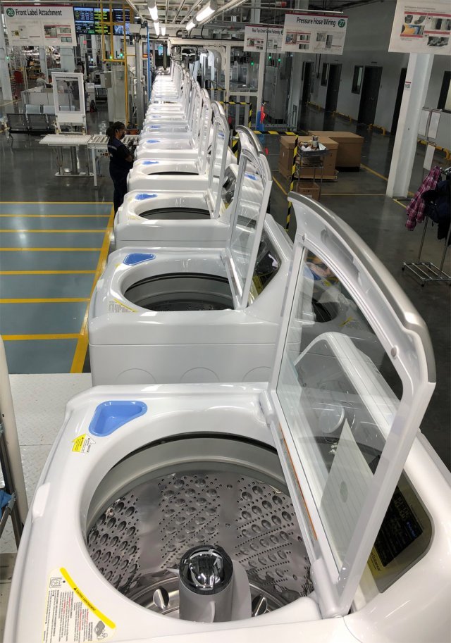 미국 테네시주 소재 LG전자 공장에서 교반식 세탁기를 제조하는 모습. LG전자는 테네시 공장에서 드럼, 통돌이, 교반식 세탁기를 연간 120만 대 생산한다. LG전자 제공
