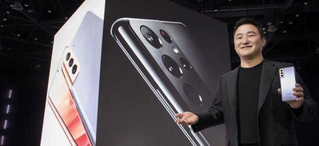노태문 삼성전자 무선사업부장(사장)이 15일 프리미엄 스마트폰 신제품 갤럭시 S21 시리즈를 소개하고 있다. 삼성전자 제공