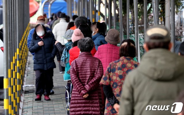 14일 인천시 연수구의 한 아파트에서 신종 코로나바이러스 감염증(코로나19) 확진자 8명이 발생해 주민 2300명을 대상으로 전수 검사를 진행하고 있다. 해당 아파트에는 10~14일 8명의 확진자가 발생했다. 관련 누적 확진자는 15명까지 늘었다. 방역당국이 아파트 공터에서 주민을 대상으로 검체 검사를 진행하고 있다. 2021.1.14/뉴스1 © News1