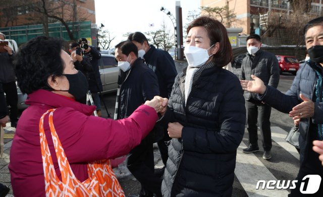 서울시장 보궐선거 출마를 선언한 나경원 국민의힘 전 의원이 14일 오후 재건축 추진 중인 서울 금천구 남서울 럭키아파트를 방문해 지역 주민과 인사하고 있다. 2021.1.14/뉴스1 © News1 국회사진취재단