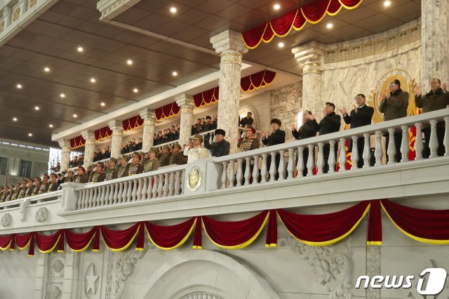 (평양 노동신문=뉴스1) = 김정은 북한 노동당 총비서가 지난 14일 제8차 당 대회 기념 열병식에 참석했다고 노동당 기관지 노동신문이 15일 전했다. 신문은 “당 제8차 대회 기념 열병식이 1월14일 저녁 수도 평양의 김일성광장에서 성대하게 거행되었다”면서 김 총비서를 비롯해 제8기 중앙지도기관 성원들이 대거 참석했다고 보도했다. [국내에서만 사용가능. 재배포 금지. DB 금지. For Use Only in the Republic of Korea. Redistribution Prohibited] rodongphoto@news1.kr