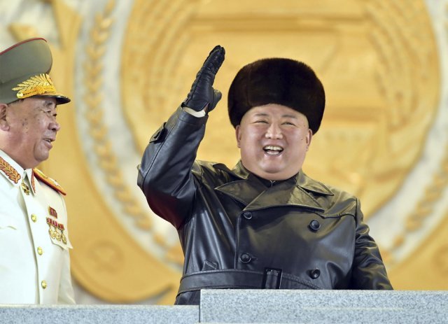 열병식에서 손 흔들며 활짝 웃음을 짓는 김정은 총비서. 할아버지인 김일성 주석이 즐겨 쓴 러시아식 털모자(샤프카)와 가죽 재킷,장갑이 눈에 띈다. 노동신문 뉴스1