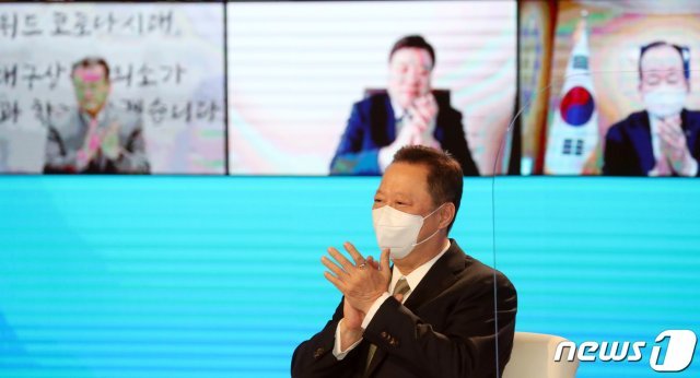 박용만 대한상공회의소 회장이 7일 서울 중구 대한상공회의소 국제회의장에서 열린 2021년 경제계 신년인사회에서 새해인사를 하고 있다. 2021.1.7/뉴스1 © News1