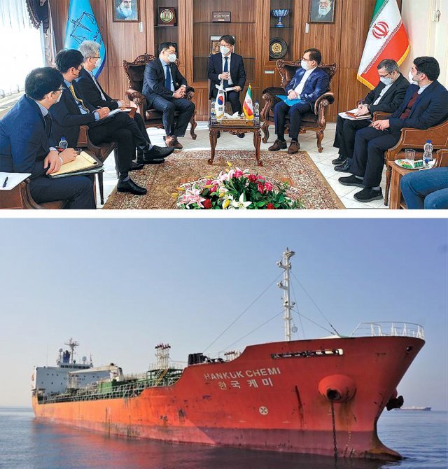 최종건 외교부 제1차관(왼쪽에서 세 번째)이 12일(현지 시간) 이란 테헤란에서 마무드 헤크마트니아 이란 법무차관을 만나 이란의 한국 선박 나포 및 국내에 동결된 이란 원유 수출대금 문제에 대해 논의하고 있다(위 사진). 아래 사진은 이란 혁명수비대에 나포된 한국케미호의 모습. 외교부 제공