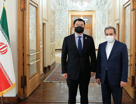 최종건 외교부 제1차관(왼쪽)과 아바스 아라그치 이란 외교차관이 1월 10일 테헤란 외교부 청사에서 회담에 앞서 기념 촬영을 하고 있다.  [테헤란=AP 뉴시스]