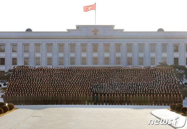 김정은 북한 노동당 총비서가 지난 16일 호위·안전·보위 부문 장병들과 기념사진을 찍었다고 당 기관지 노동신문이 17일 보도했다.(평양 노동신문=뉴스1)