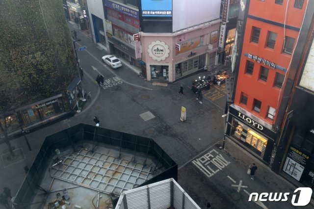 정부가 거리두기 단계(수도권 2.5단계·비수도권 2단계)를 2주간 연장하기로 한 16일 서울 중구 명동 거리가 한산한 모습을 보이고 있다. 2021.1.16 © News1