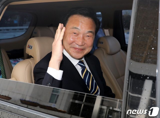 손학규 민생당 상임선대위원장이 17일 서울 여의도 국회에서 열린 선대위 해단식을 마치고 국회를 나서며 차량에 올라 인사를 하고 있다. 2020.4.17 © News1