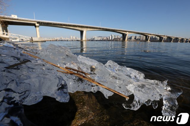 다시 강추위가 찾아온 17일 오전 서울 여의도한강공원에 고드름이 얼어있다. 2021.1.17 © News1