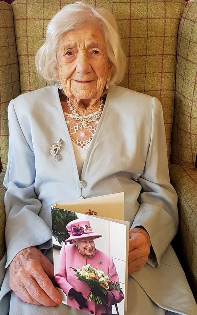 12일(현지 시간) 영국 머지사이드주 요양병원에서 106번째 생일을 맞은 메리 니컬슨 할머니가 생일 축하 카드를 손에 들고 미소를 짓고 있다. 페이스북 캡처