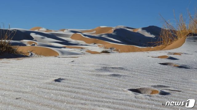 사진작가 카림 부체타타(Karim Bouchetata)가 공개한 눈 내린 알제리 사하라 사막 풍경. 페이스북 게시물 갈무리.  뉴스1