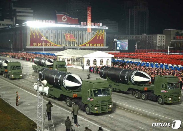 북한 제8차 노동당 대회 기념 군 열병식에 신형으로 추정되는 잠수함발사탄도미사일(SLBM) ‘북극성-5ㅅ’이 등장하고 있다.(평양 노동신문=뉴스1)