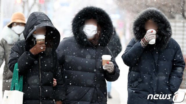 대전지역에 많은 눈이 내린 18일 오후 대전 서구에서 시민들이 커피를 마시며 이동하고 있다. 2021.1.18 © News1