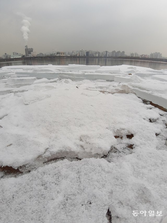 18일 서울 영등포구 여의도 한강시민공원 강변에 얼음 덩어리가 그대로 얼어붙어있다. 김재명 기자 base@donga.com