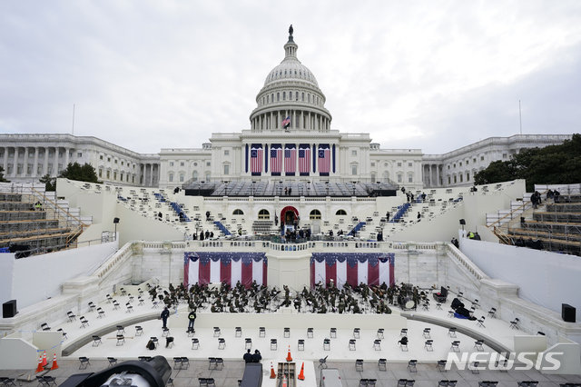 18일(현지시간) 미국 워싱턴DC 의회의사당에서 조 바이든 미국 대통령 당선인 취임식 리허설이 진행되고 있다. 뉴시스