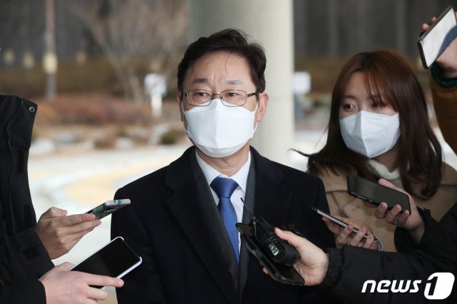 박범계 법무부장관 후보자가 14일 오전 서초구 서울고등검찰청사에 마련된 인사청문회 준비 사무실로 출근하며 취재진의 질문에 답하고 있다. 2021.1.14/뉴스1 © News1