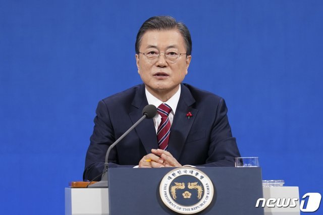 문재인 대통령이 18일 오전 청와대 춘추관에서 신년 기자회견을 하고 있다. 2021.1.18/뉴스1 © News1