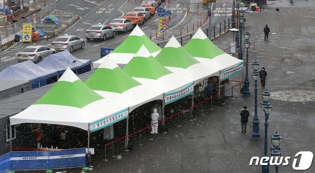 18일 오후 서울역 앞 광장에 마련된 신종 코로나바이러스 감염증(코로나19) 임시선별진료소가 한산한 모습을 보이고 있다. 2021.1.18/뉴스1 © News1