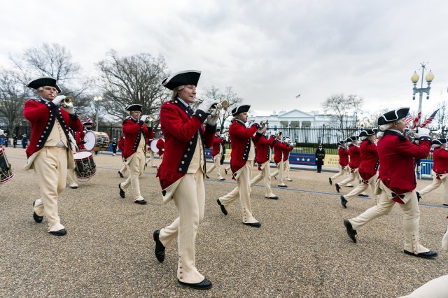 초창기 미군 군악대 복장을 한 행사요원들이 리허설 행진을 하고 있다. AP 뉴시스