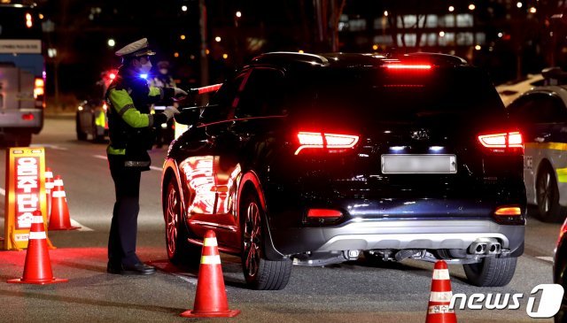 경찰관들이 음주단속을 진행하고 있다.2020.12.8 /뉴스1 © News1