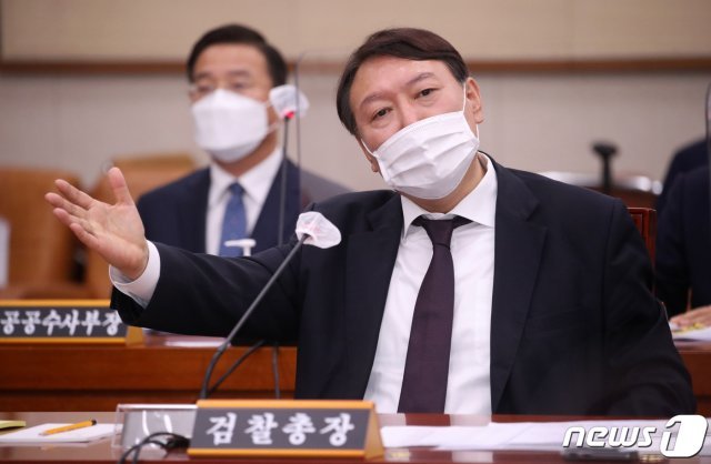 윤석열 검찰총장이 지난해 10월 22일 서울 여의도 국회에서 열린 법제사법위원회의 대검찰청에 대한 국정감사에서 의원 질의에 답변하고 있다. © News1