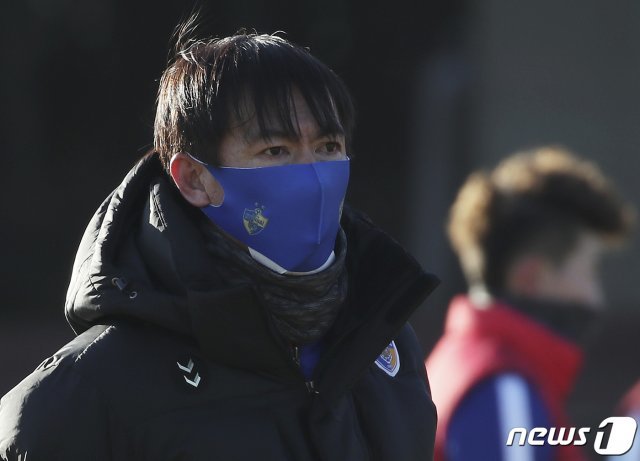 홍명보 울산현대 신임 감독이 7일 울산시 동구 미포구장에서 새해 첫 팀 훈련을 지켜보고 있다. 2021.1.7/뉴스1 © News1