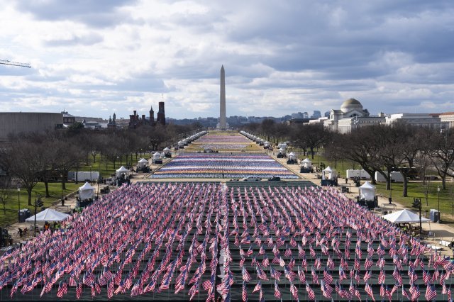 코로나와 보안문제로 많은 국민들의 참석이 불가능하자, 워싱턴 기념탑에서 의사당 앞까지 수많은 깃발들을 채웠다. AP 뉴시스