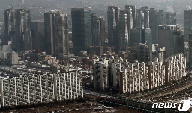 서울 여의도 63빌딩에서 바라본 용산구 아파트단지. 2021.1.13/뉴스1 © News1