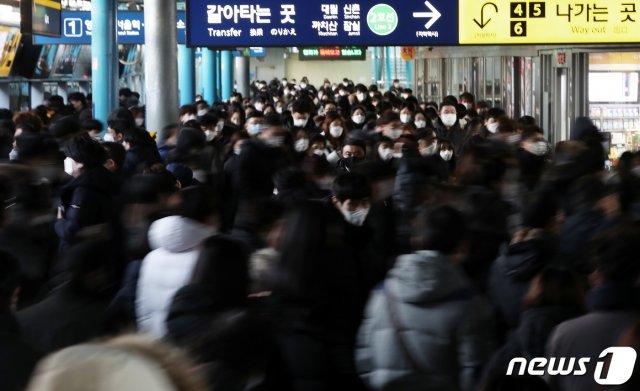 19일 오전 마스크를 쓴 시민들이 서울 구로구 지하철 1호선 신도림역에서 출근길 발걸음을 옮기고 있다. 2021.1.19/뉴스1 © News1