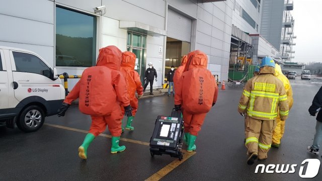 파주시 LG디스플레이 공장 화학물질 누출 사고 현장에 투입되는 소방대원들. © 뉴스1