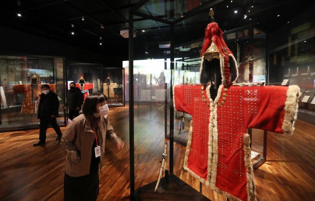 붉은 융 갑옷과 투구
독일 라이프치히 그라시민족학 박물관 소장품
