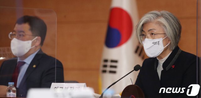 강경화 외교부 장관이 19일 서울 종로구 세종로 외교부 청사에서 열린 미국 신행정부 출범과 한미관계 발전 방향 회의에서 모두 발언을 하고 있다. 2021.1.19/뉴스1 © News1