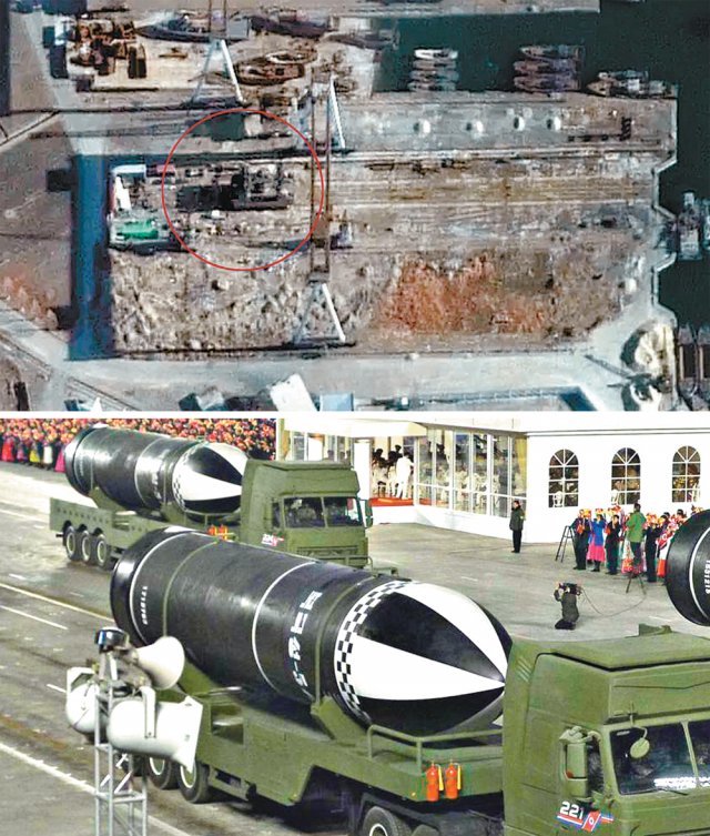 과거 북한이 잠수함발사탄도미사일(SLBM) 시험발사에 사용했던 수중용 바지선이 지난해 12월 31일 북한 남포 해군기지에서 정비를
 받고 있는 모습(위쪽 사진). 미국 상업위성 맥사가 촬영한 사진이다. 아래 사진은 14일 평양에서 열린 열병식에 등장한 신형 추정
 SLBM. 맥사테크놀로지·워싱턴포스트 홈페이지 캡처 / 평양=AP 뉴시스
