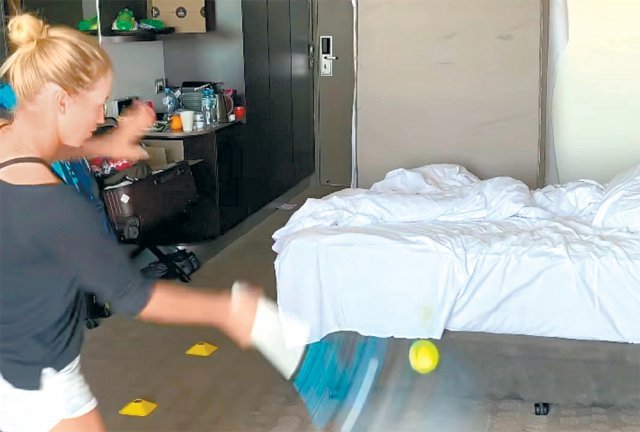 호텔 숙소에 침대 매트리스를 세워 두고 공을 치는 훈련을 하는 율리야 푸틴체바. 사진 출처 푸틴체바 인스타그램