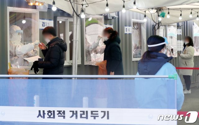 19일 서울 중구 서울역광장에 마련된 임시선별검사소에서 시민들이 진단검사를 받고 있다. 2021.1.19/뉴스1 © News1