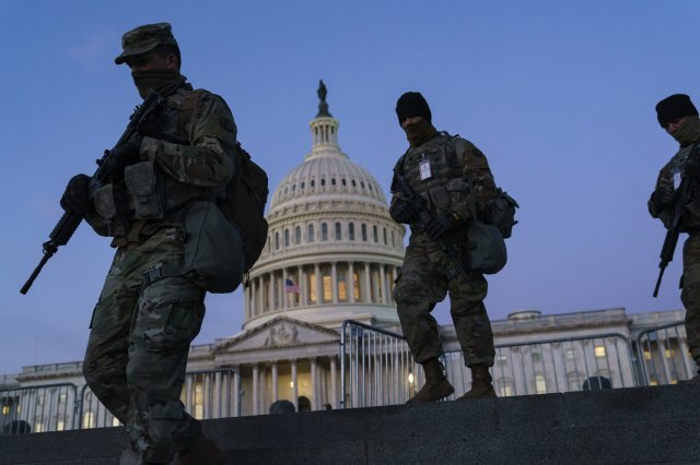 미국 대통령 취임식장인 의사당 주변에서 군인들이 이동하고 있다.(AP 뉴시스)