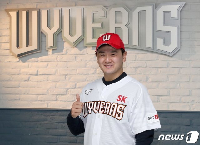 SK 와이번스와 계약한 최주환, (SK 와이번스 제공) © 뉴스1