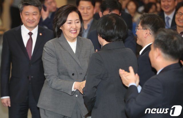 박영선 중기부 장관이 지난 2019년 4월8일 정부대전청사에서 열린 취임식에서 직원들과 악수를 나누고 있다. © News1