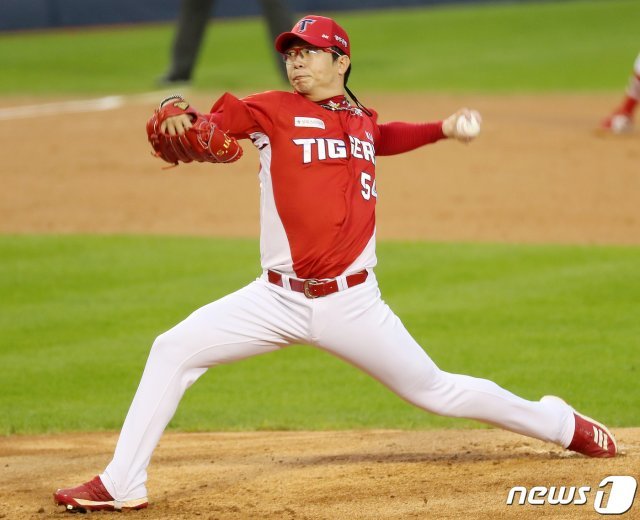 11일 오후 서울 송파구 잠실야구장에서 열린 ‘2020 프로야구 신한은행 SOL KBO리그’ KIA타이거즈와 LG트윈스의 경기에서 KIA 선발 양현종이 힘차게 공을 던지고 있다. 2020.8.11/뉴스1 © News1