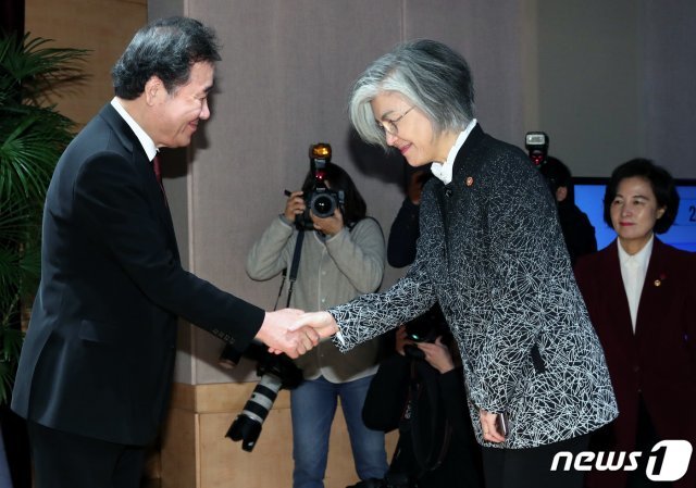 이낙연 당시 국무총리와 강경화 외교부 장관. 2020.1.2/뉴스1 © News1