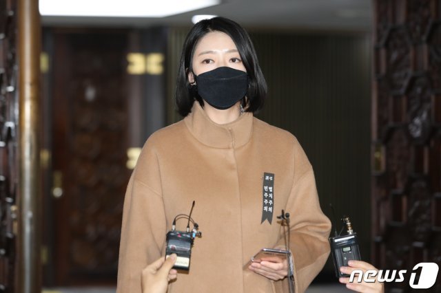 배현진 국민의힘 원내대변인이 14일 오후 국회 본회의 무제한토론 종료 직후 현안 관련 브리핑을 하고 있다. 2020.12.14 © News1