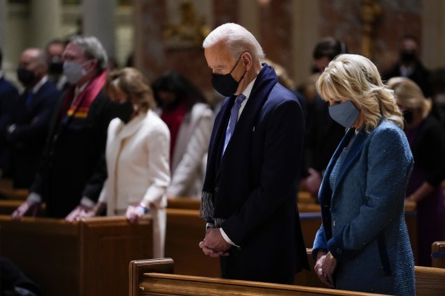 조 바이든 미국 대통령 당선인이 부인 질 바이든 여사와 함께 워싱턴DC에 있는 성 마태오 성당에서 열린 미사에 참석하고 있다. ﻿[워싱턴=AP/뉴시스]