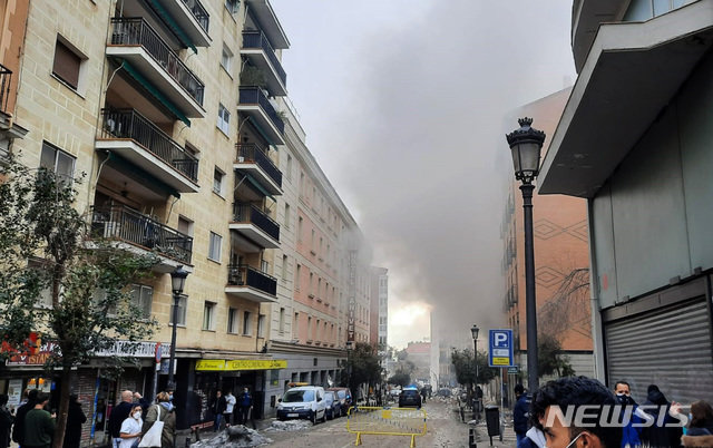 20일(현지시간) 스페인 마드리드 도심에서 발생한 폭발사고로 톨레도 거리의 건물에서 연기가 피어오르고 파편이 흩어져 있다. 폭발은
 마드리드 중심가에 있는 양로원 인근 6층 높이의 건물에서 일어났으며 목격자들은 엄청나게 큰 소리가 들렸다고 밝혔다. 소방당국은 
최소 1명이 매몰되고 다수의 사상자가 발생했다고 전했다. ﻿[마드리드=AP/뉴시스]