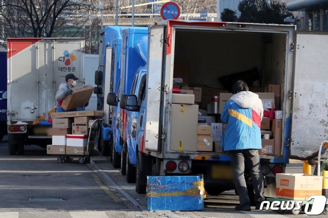 20일 오전 서울 시내 택배 물류센터에서 배송준비 작업이 이뤄지고 있다. 2021.1.20/뉴스1 © News1